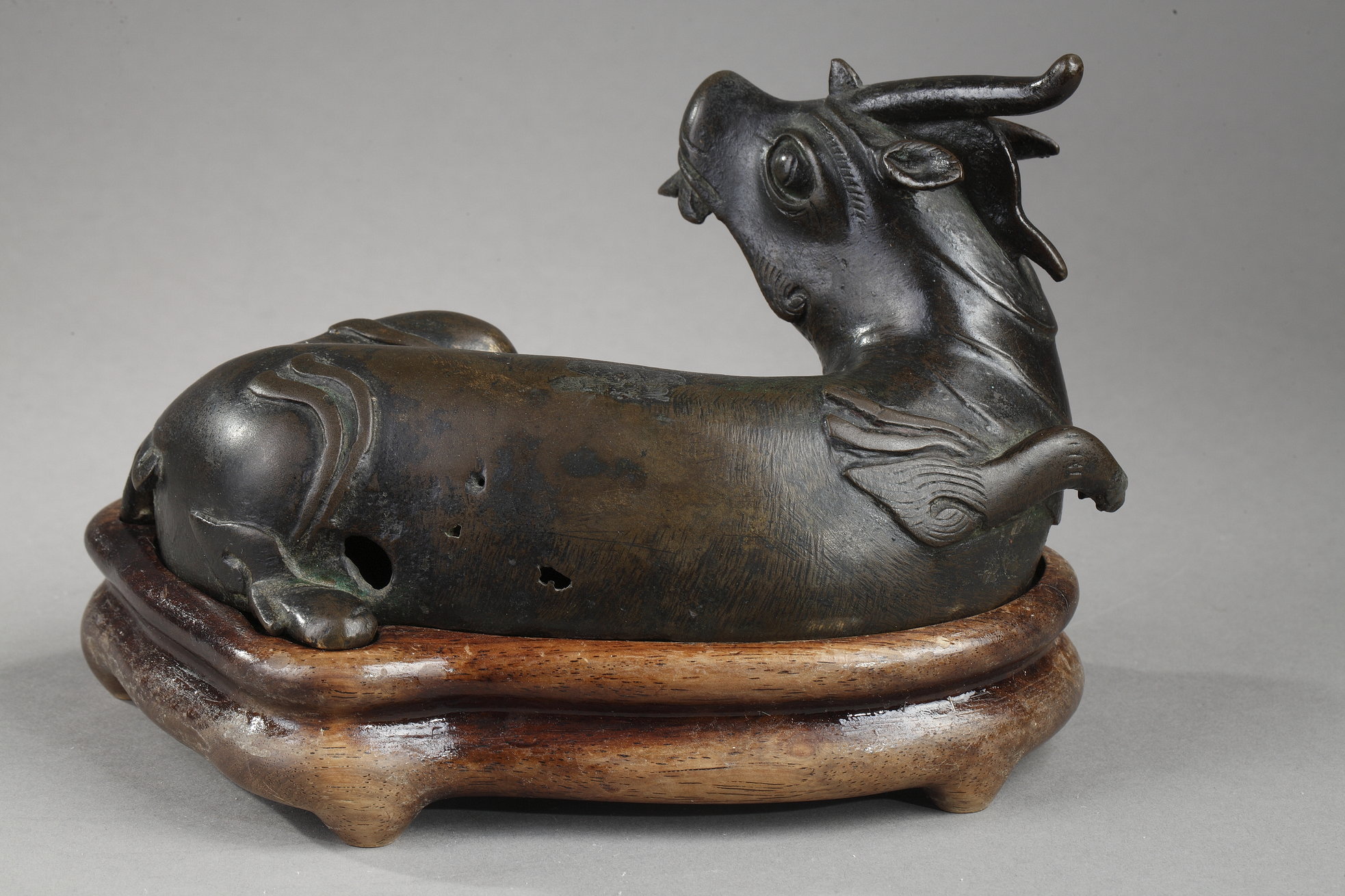 Works of Art : Kylin bronze mirror door  ( loss the Mirror door) - Early Ming period 1368/1644 -
wood stand 