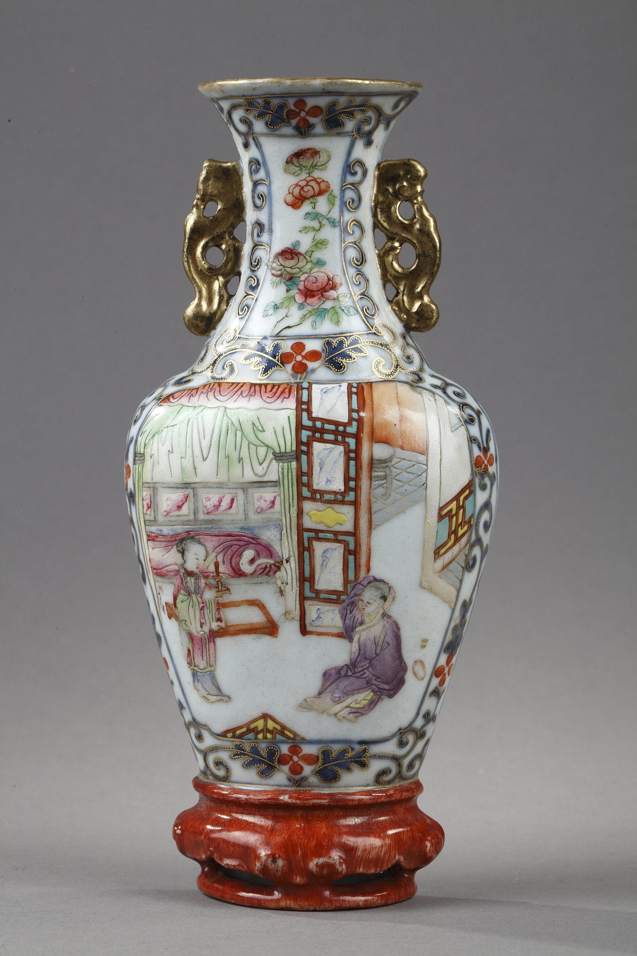 Polychrome : porcelain wall vase decorated with figures in a pavillon - Jiaqing period 1796/1820