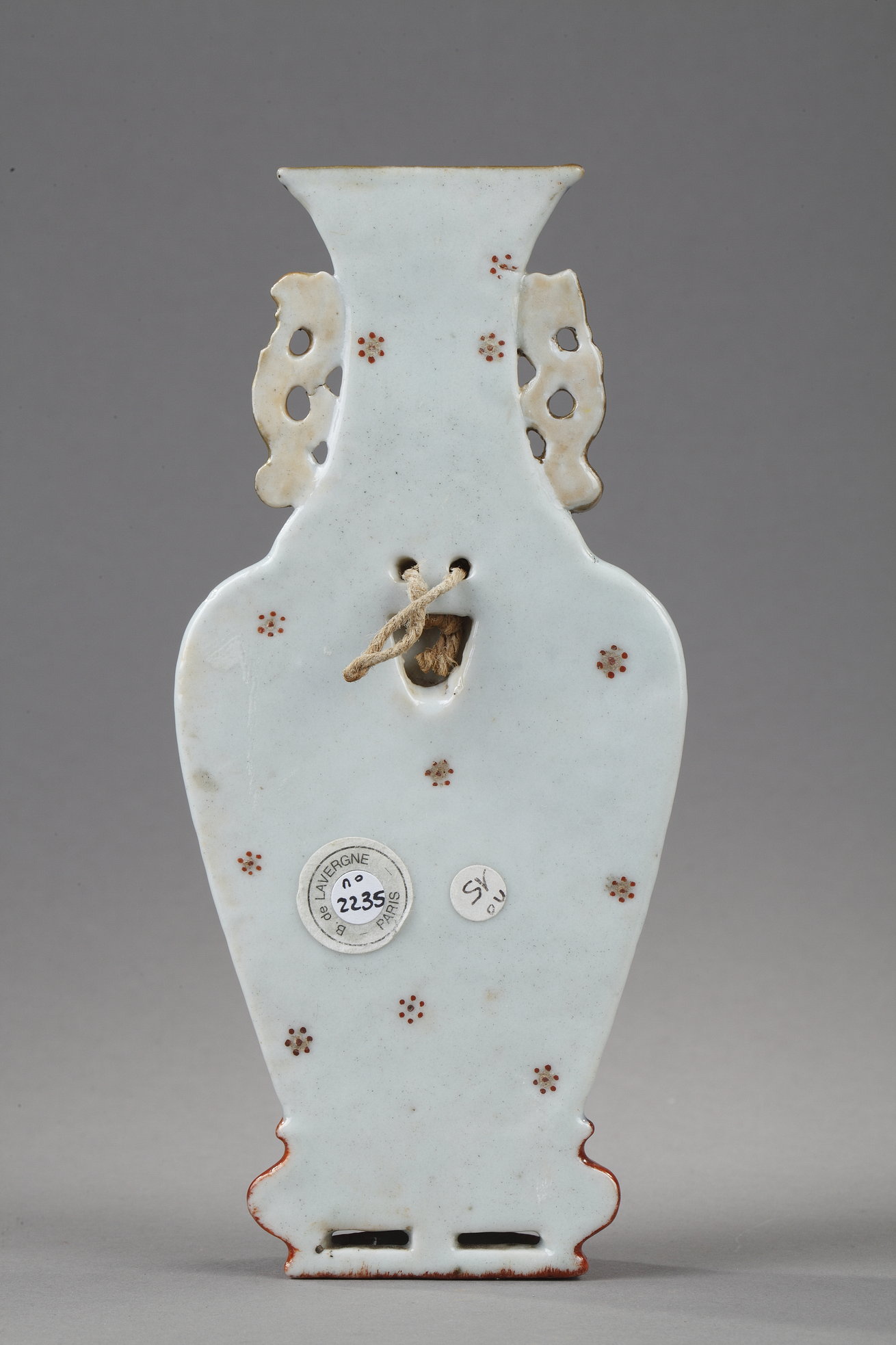 Polychrome : porcelain wall vase decorated with figures in a pavillon - Jiaqing period 1796/1820