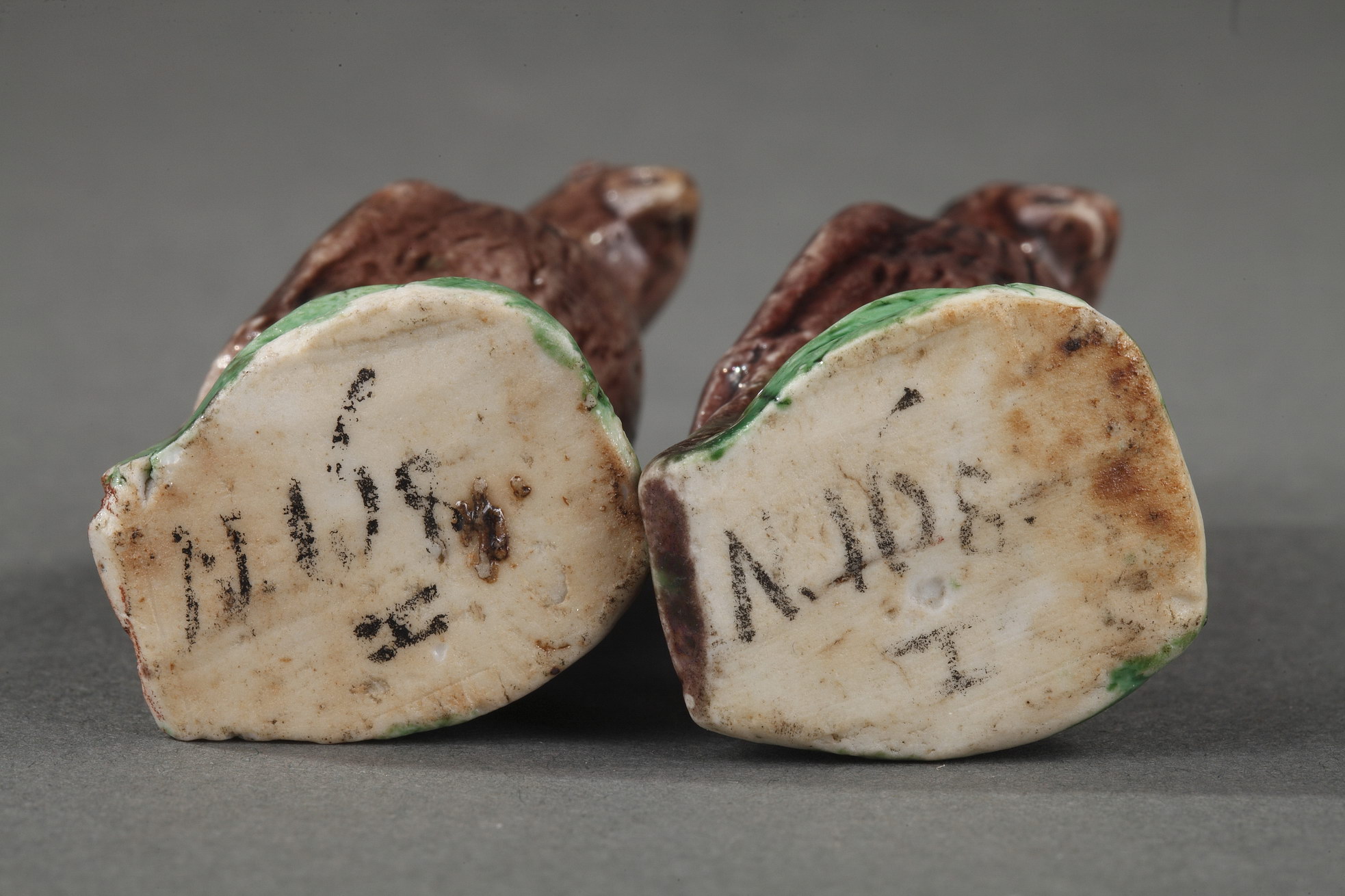 Polychrome : Chinese brown and green enamelled biscuit pair of birds miniature standing on a rock - Kangxi period 1662/1722  
Hight 6cm