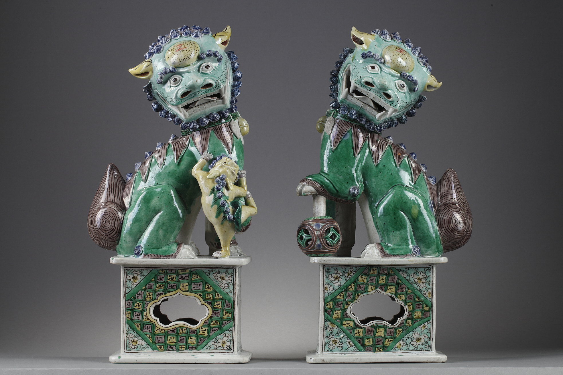 Polychrome : Pair of large Fo dogs  a biscuit enamelled green yellow aubergine and blue - Kangxi period 1662/1722
( H 37,5cm)