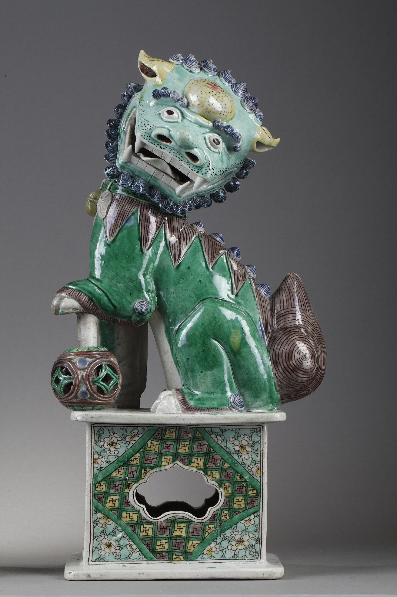 Polychrome : Pair of large Fo dogs  a biscuit enamelled green yellow aubergine and blue - Kangxi period 1662/1722
( H 37,5cm)