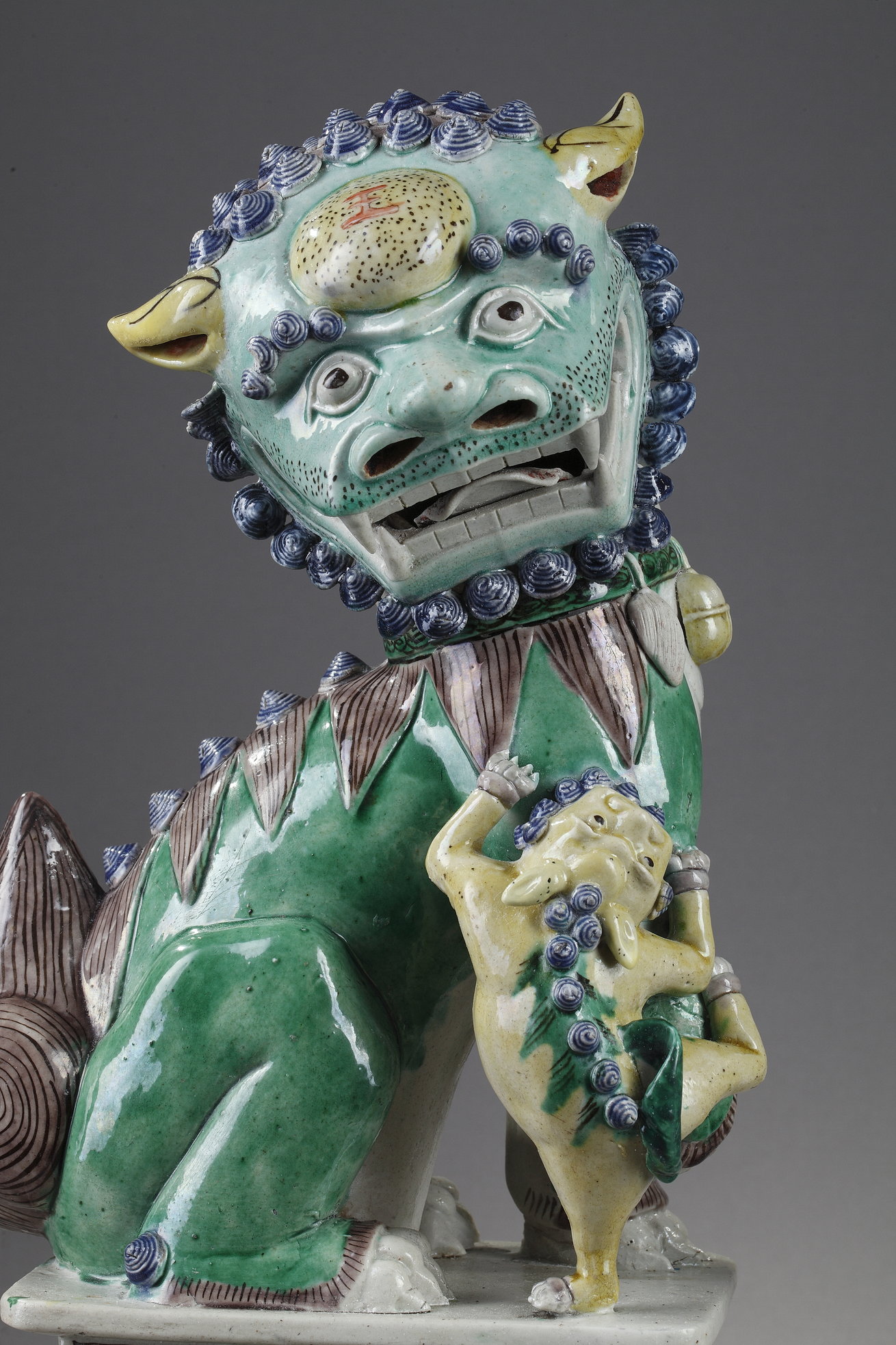 Polychrome : Pair of large Fo dogs  a biscuit enamelled green yellow aubergine and blue - Kangxi period 1662/1722
( H 37,5cm)