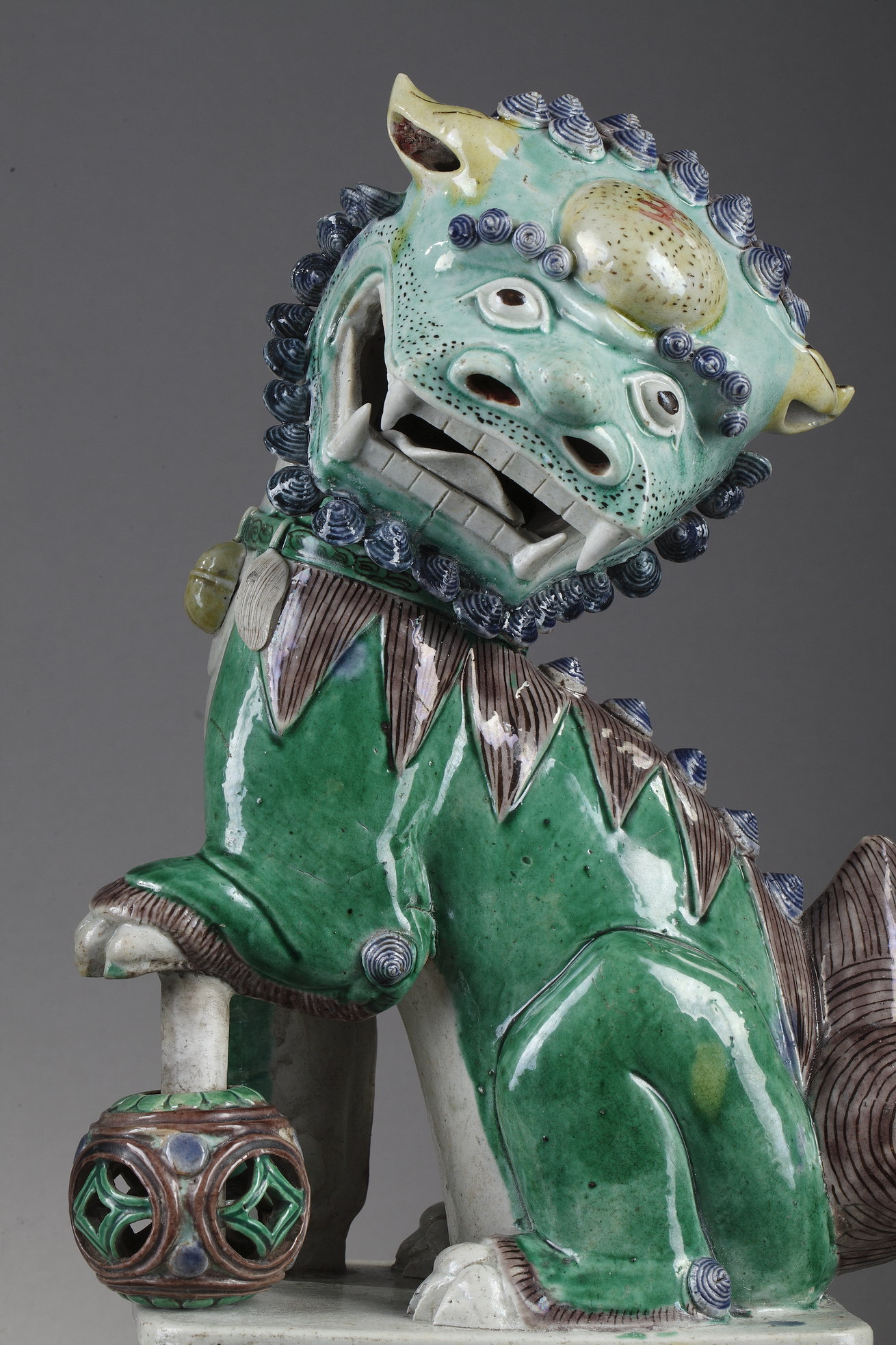 Polychrome : Pair of large Fo dogs  a biscuit enamelled green yellow aubergine and blue - Kangxi period 1662/1722
( H 37,5cm)