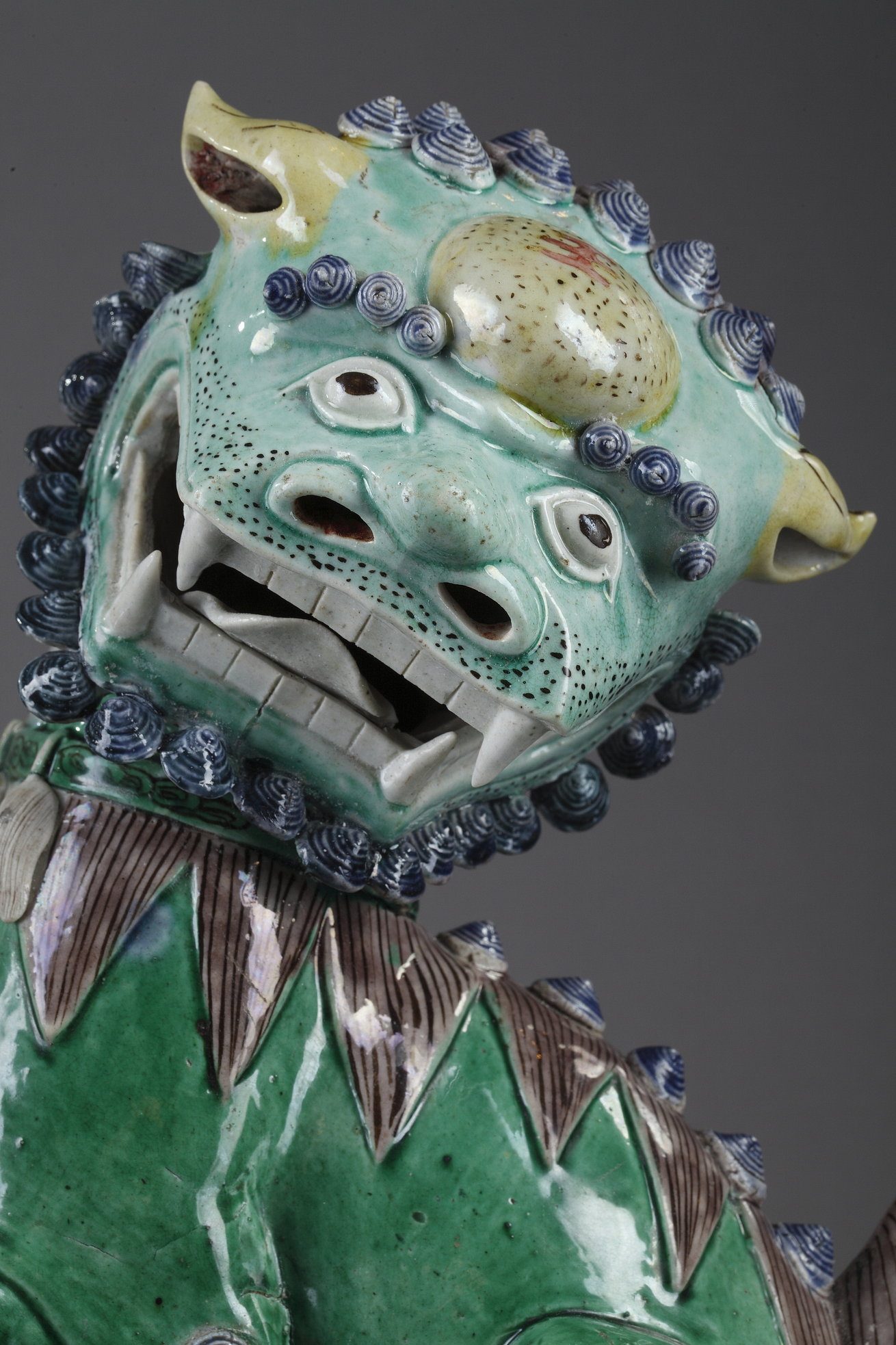 Polychrome : Pair of large Fo dogs  a biscuit enamelled green yellow aubergine and blue - Kangxi period 1662/1722
( H 37,5cm)