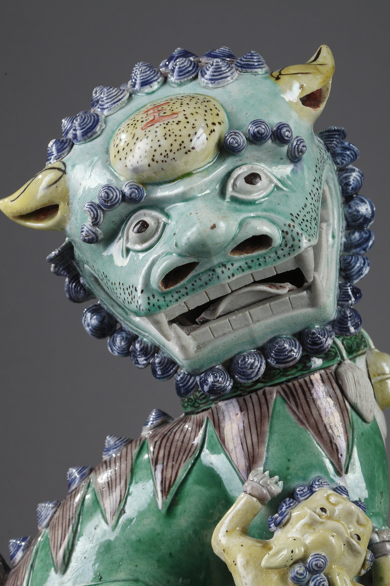 Polychrome : Pair of large Fo dogs  a biscuit enamelled green yellow aubergine and blue - Kangxi period 1662/1722
( H 37,5cm)