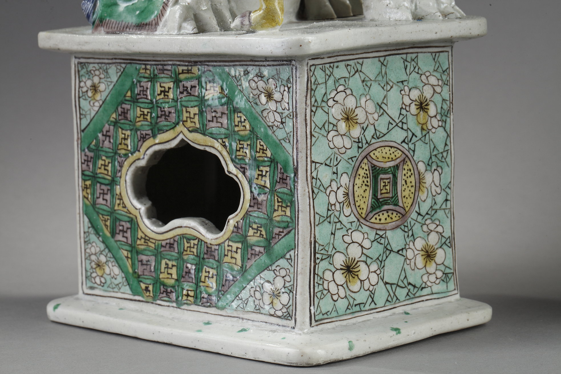 Polychrome : Pair of large Fo dogs  a biscuit enamelled green yellow aubergine and blue - Kangxi period 1662/1722
( H 37,5cm)