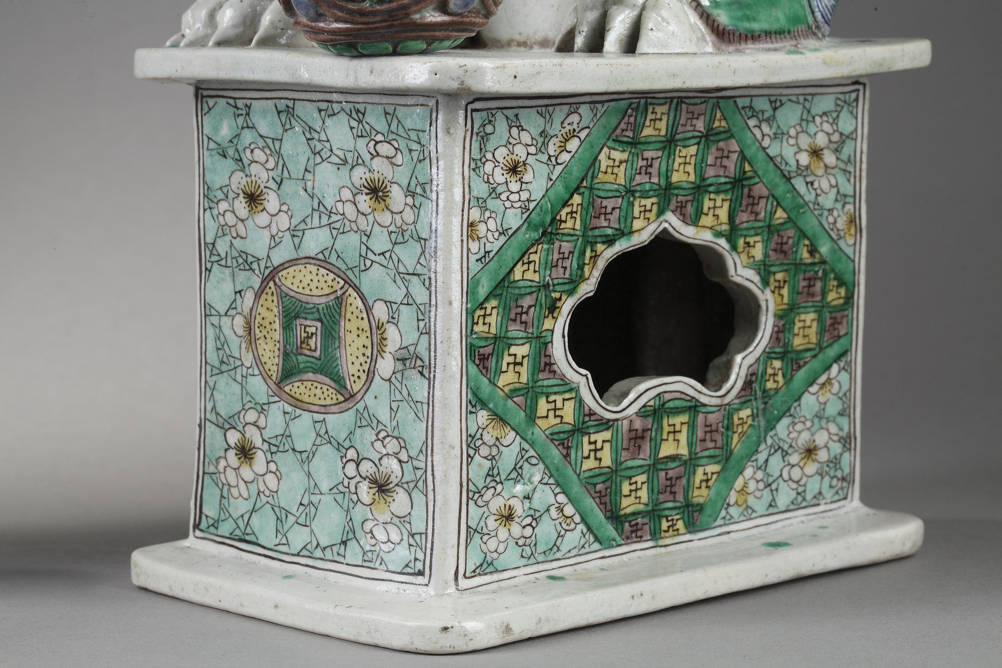 Polychrome : Pair of large Fo dogs  a biscuit enamelled green yellow aubergine and blue - Kangxi period 1662/1722
( H 37,5cm)