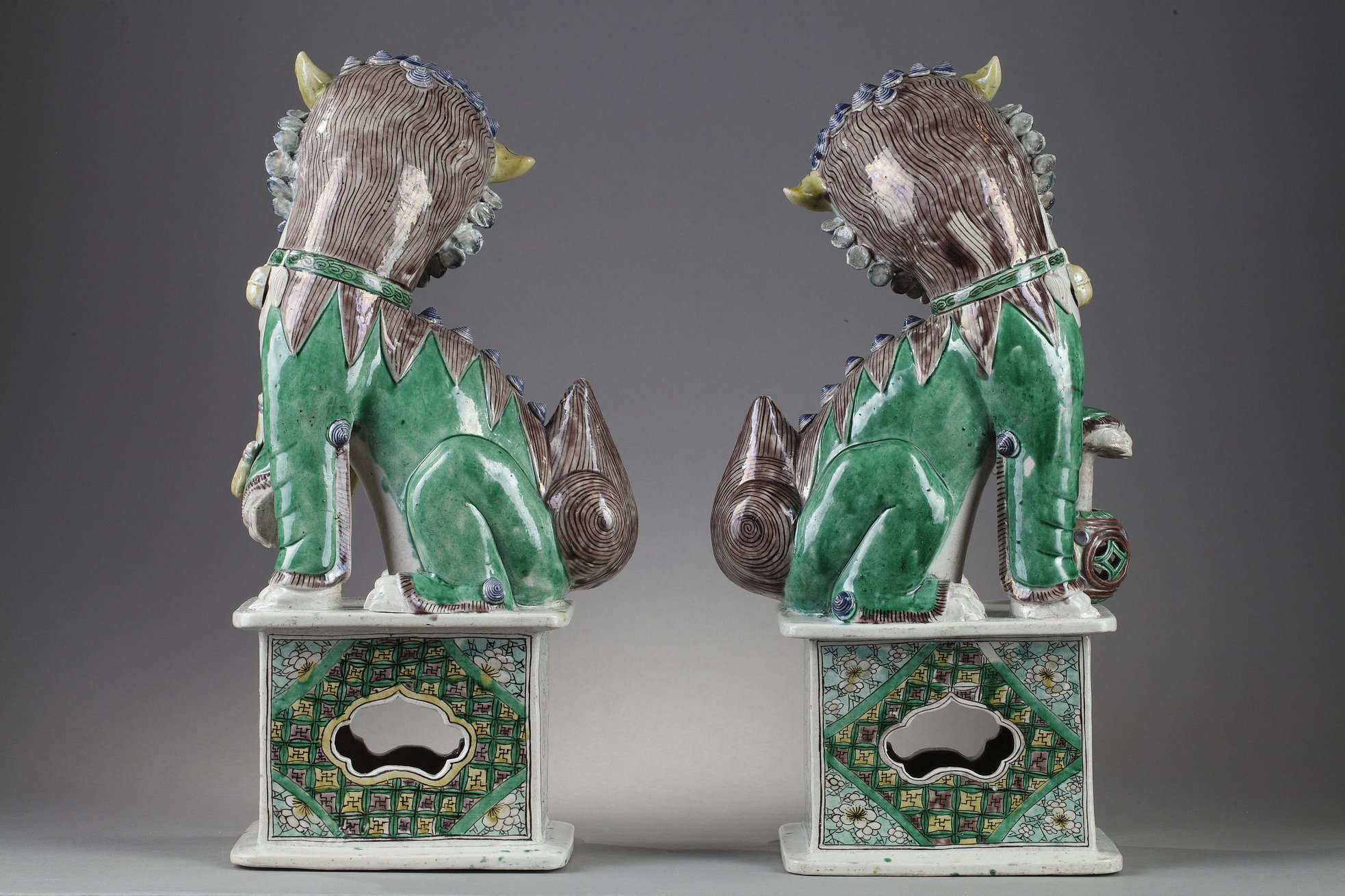 Polychrome : Pair of large Fo dogs  a biscuit enamelled green yellow aubergine and blue - Kangxi period 1662/1722
( H 37,5cm)