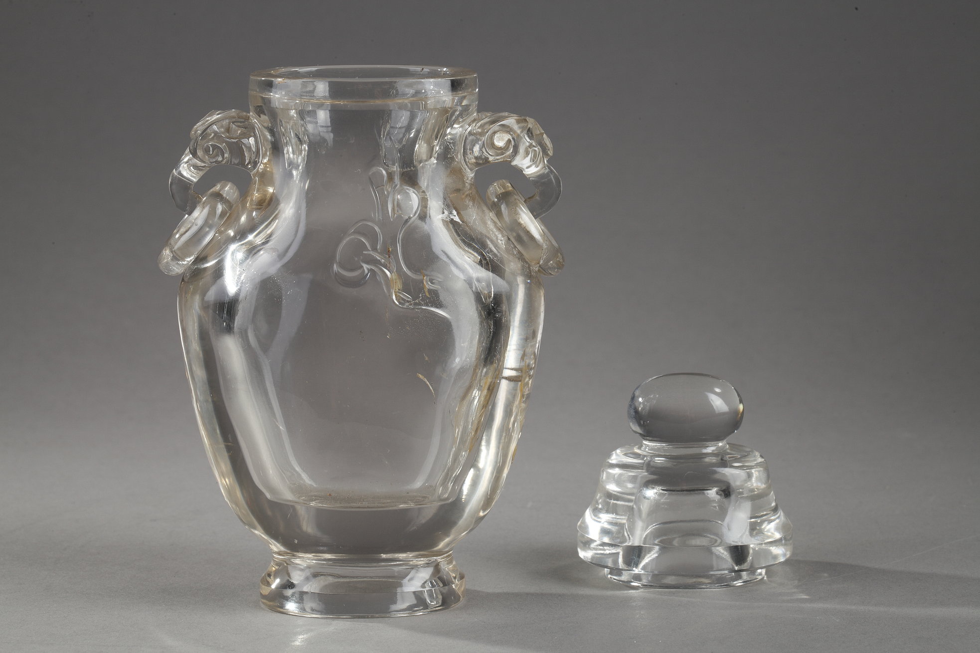 Works of Art : Chinese almost pure rock crystal vase and cover  - 19th century 
H 15,5cm