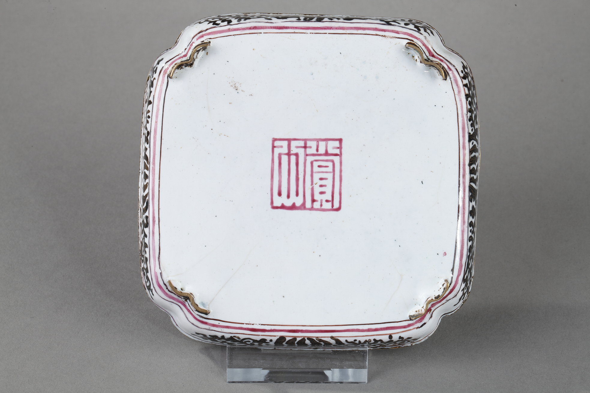 Works of Art : Chinese enamelled copper tray with a very rare erotic decoration -
Guangzhou Qianlong period 1736/1795
(D10cm)