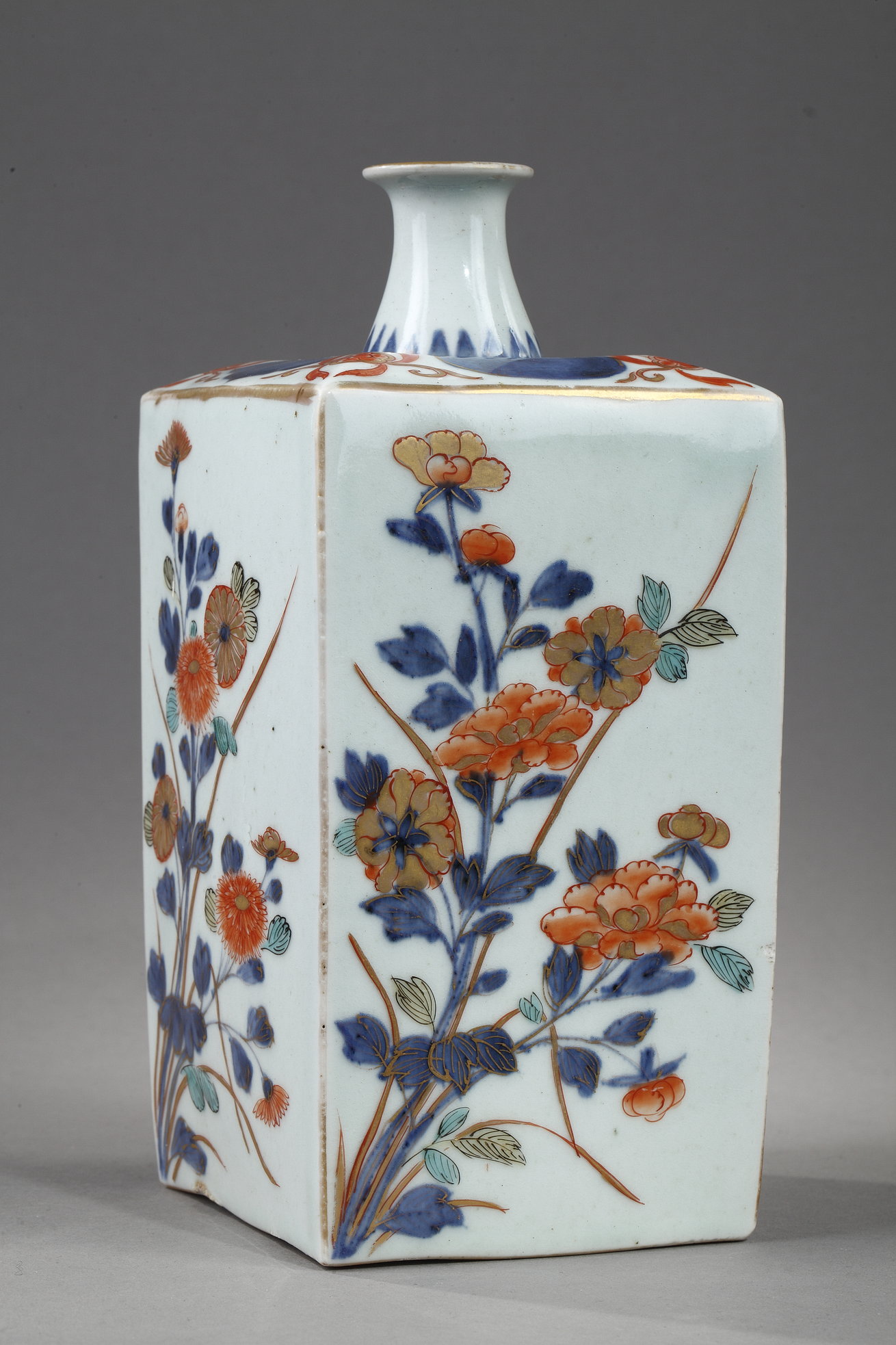 Japanese :  Saké bottle  decorated in each faces  with flowers enamelled in green yellow iron red underglaze blue . Arita kilns Japan  1700