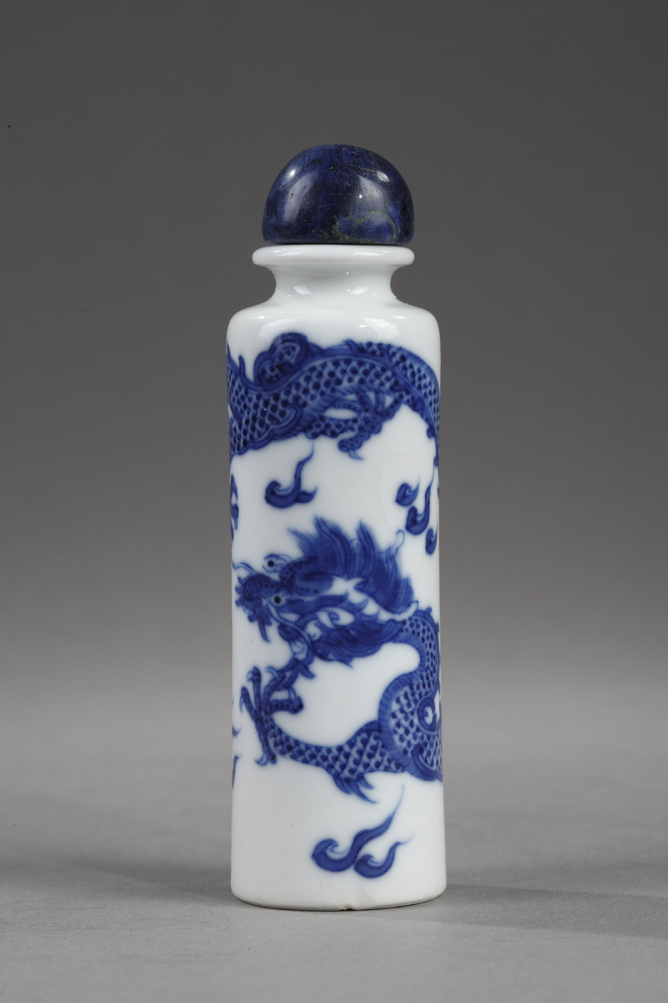 Snuff Bottles : snuff bottle porcelain soft paste decorated in underglaze blue with a dragon - 1770/1830  - Probably imperial kilns -