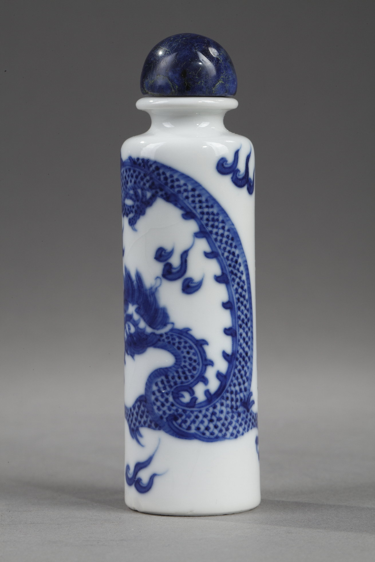 Snuff Bottles : snuff bottle porcelain soft paste decorated in underglaze blue with a dragon - 1770/1830  - Probably imperial kilns -