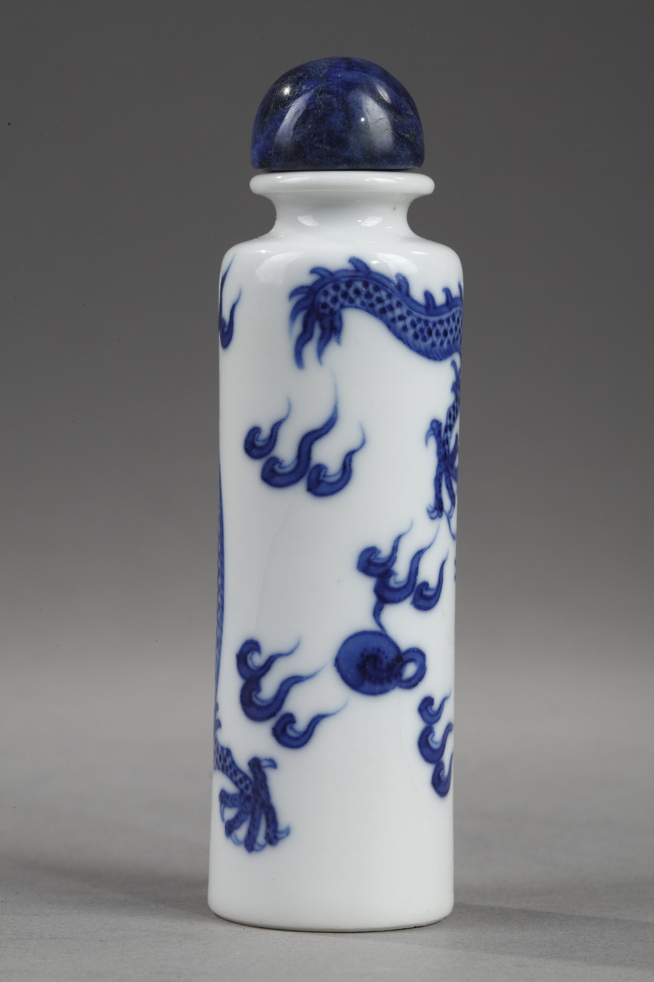 Snuff Bottles : snuff bottle porcelain soft paste decorated in underglaze blue with a dragon - 1770/1830  - Probably imperial kilns -