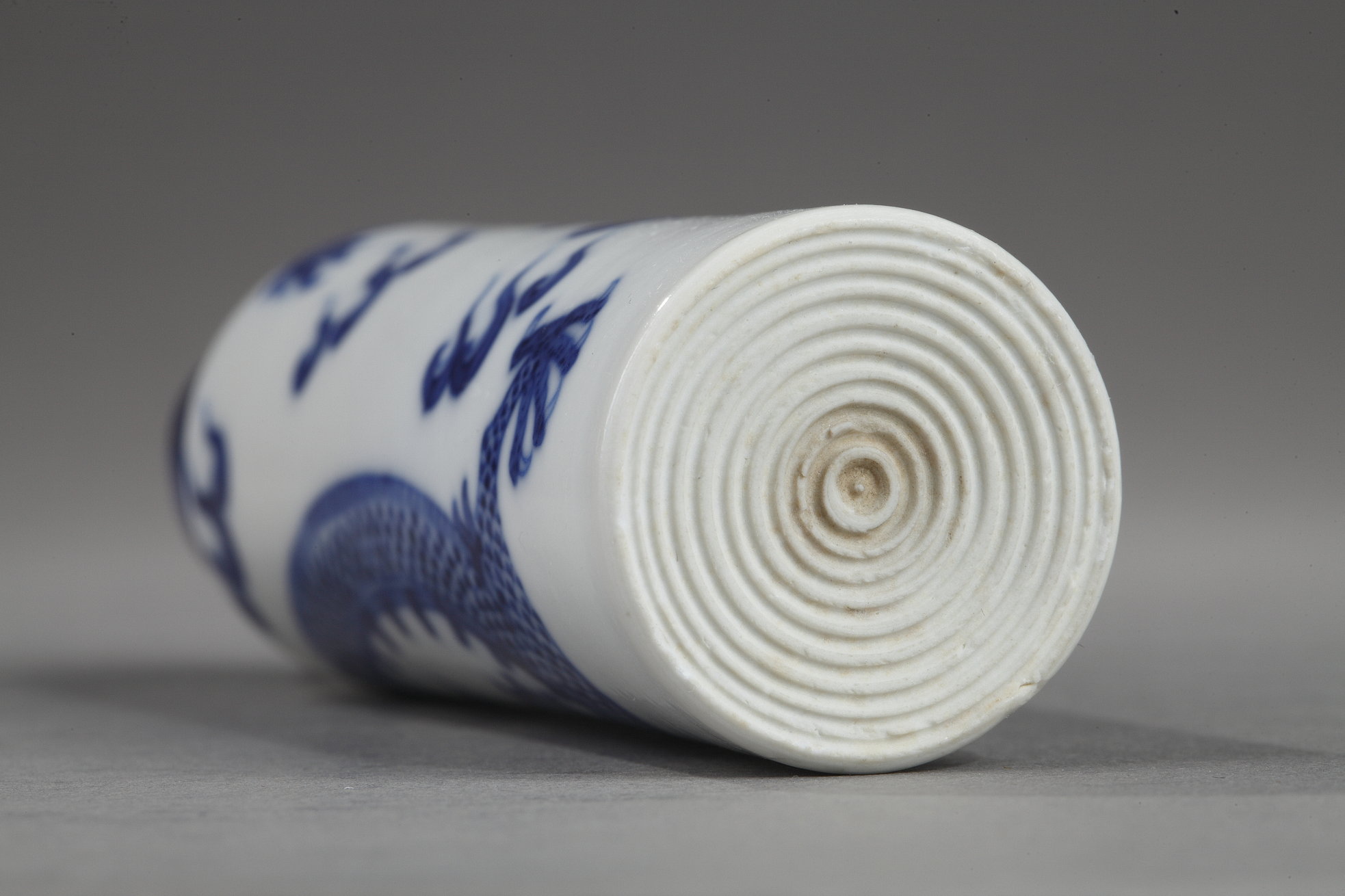 Snuff Bottles : snuff bottle porcelain soft paste decorated in underglaze blue with a dragon - 1770/1830  - Probably imperial kilns -