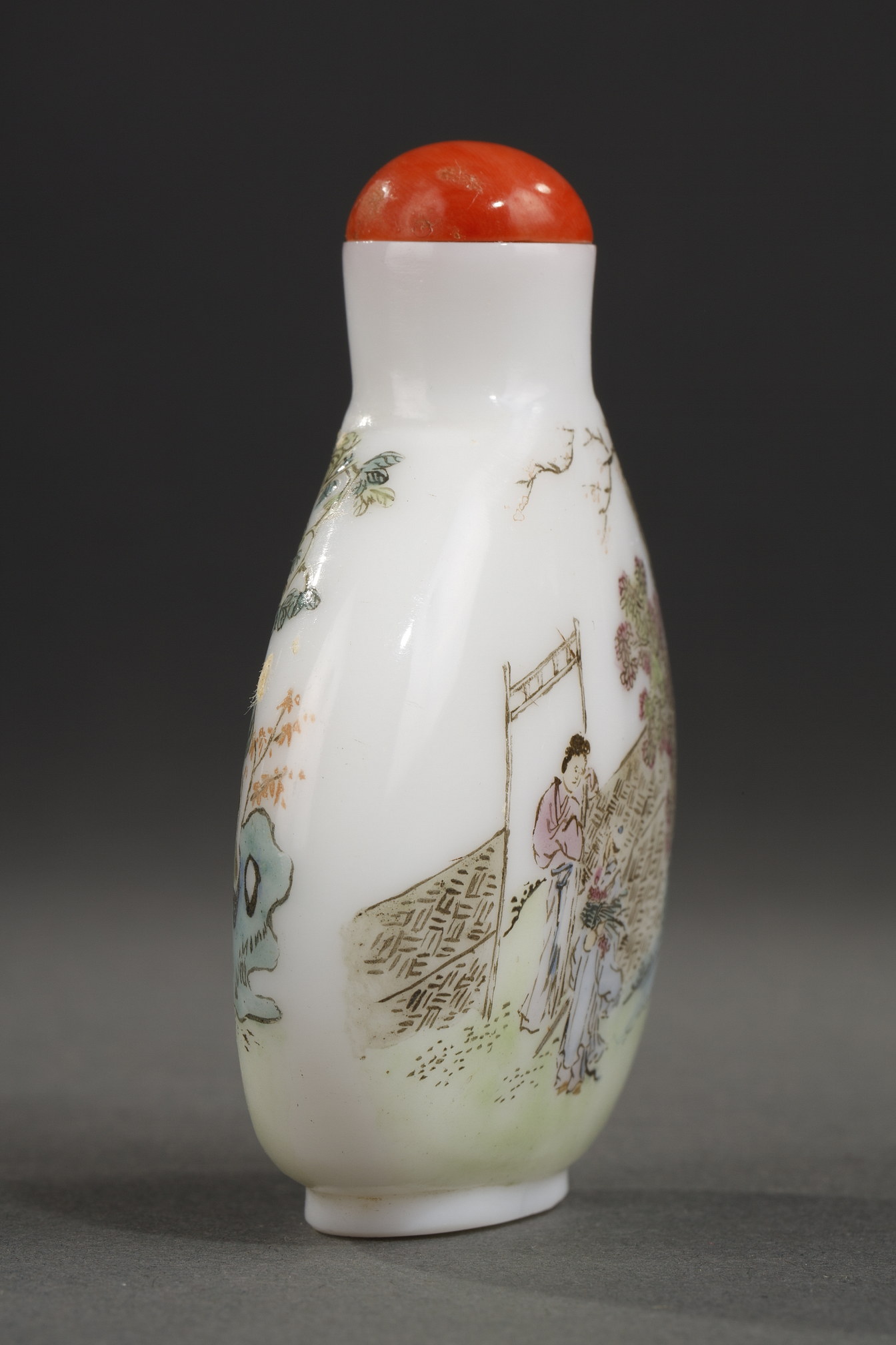 Snuff Bottles : Enamelled glass snuff bottle on white background of characters in landscapes - Attributed to the workshops of Yangzhou - Qianlong mark -  late 18th century