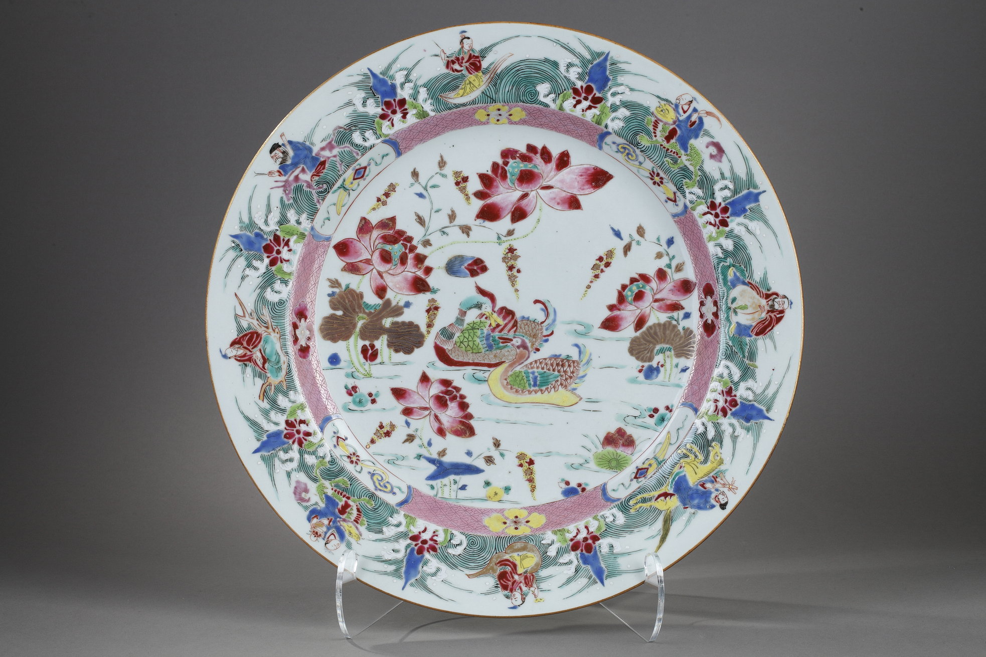 Polychrome : large dish famille rose porcelain decorated with ducks in the center and eight immortals on the edge - Yongzheng period 1723/1735