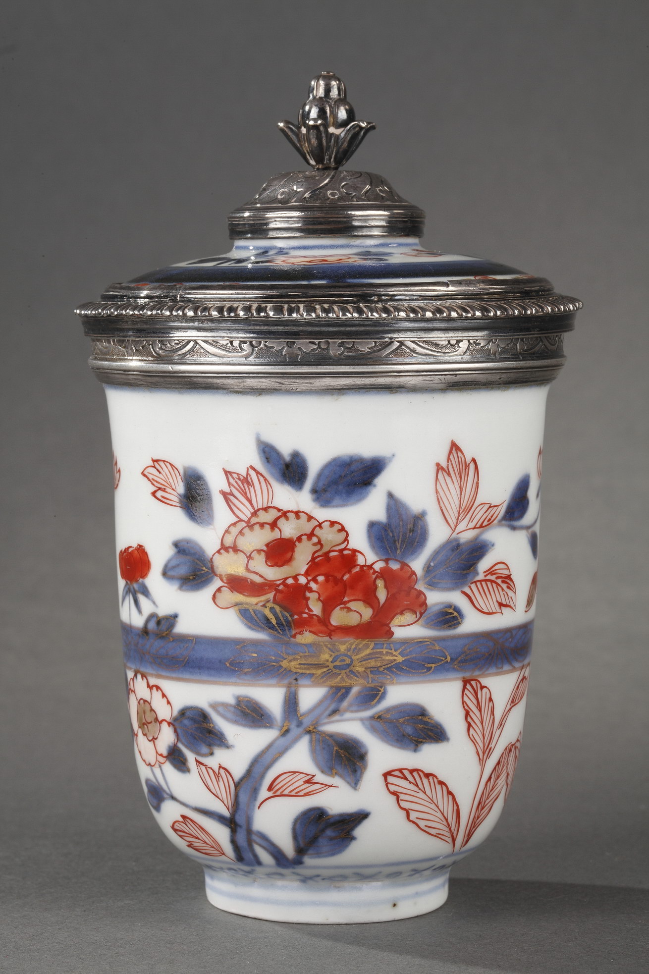 Japanese :  cup and cover porcelain decorated in iron red underglaze blue  and gold peony decor - Japan around 1700
Silver frame with fleur de lys (1717/1722) Paris