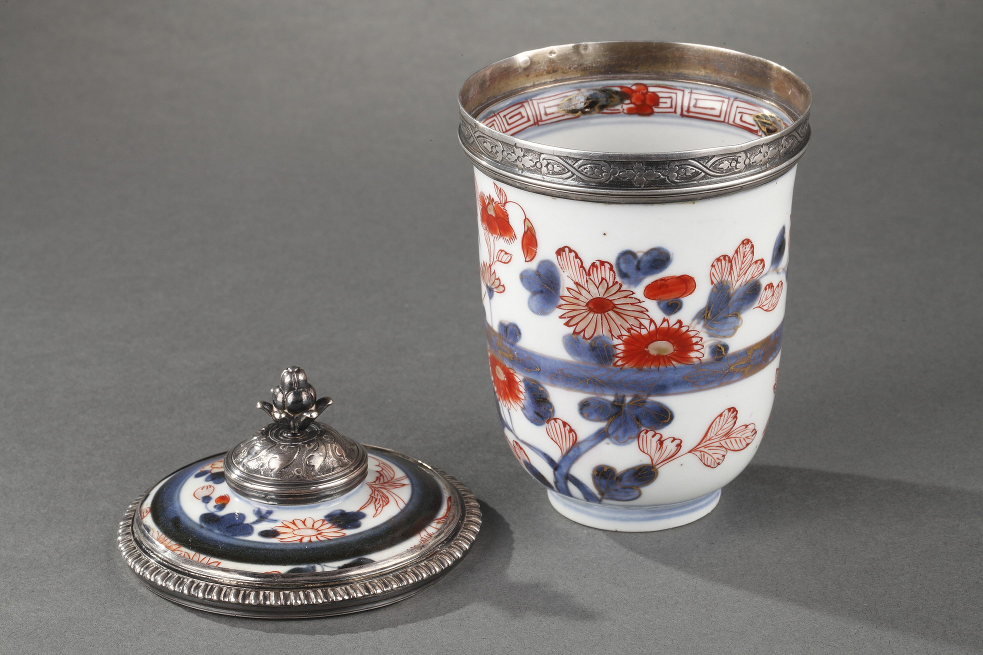 Japanese :  cup and cover porcelain decorated in iron red underglaze blue  and gold peony decor - Japan around 1700
Silver frame with fleur de lys (1717/1722) Paris