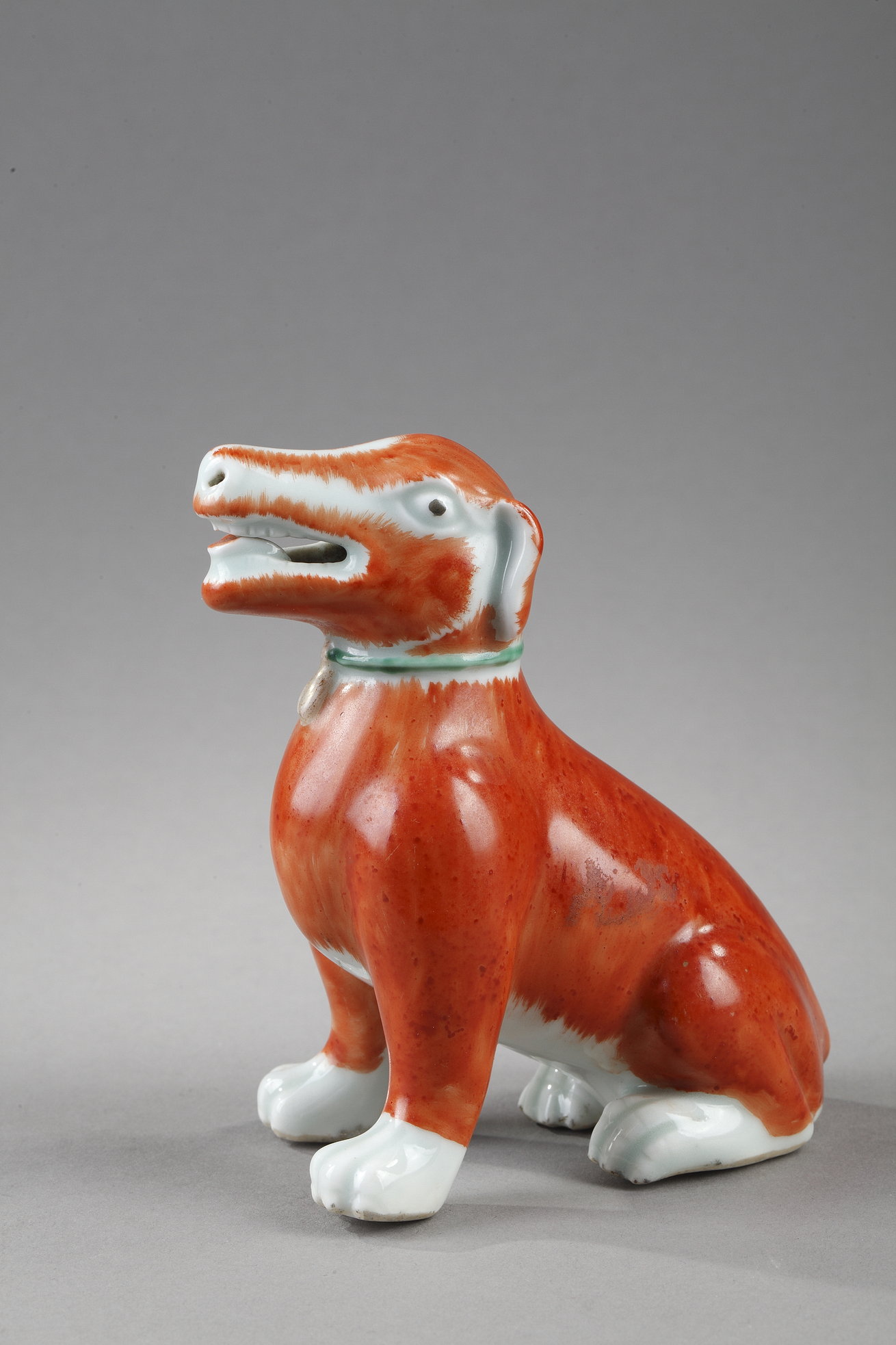 Polychrome : Small porcelain dog enamelled iron red and green - Chine export 1775 -