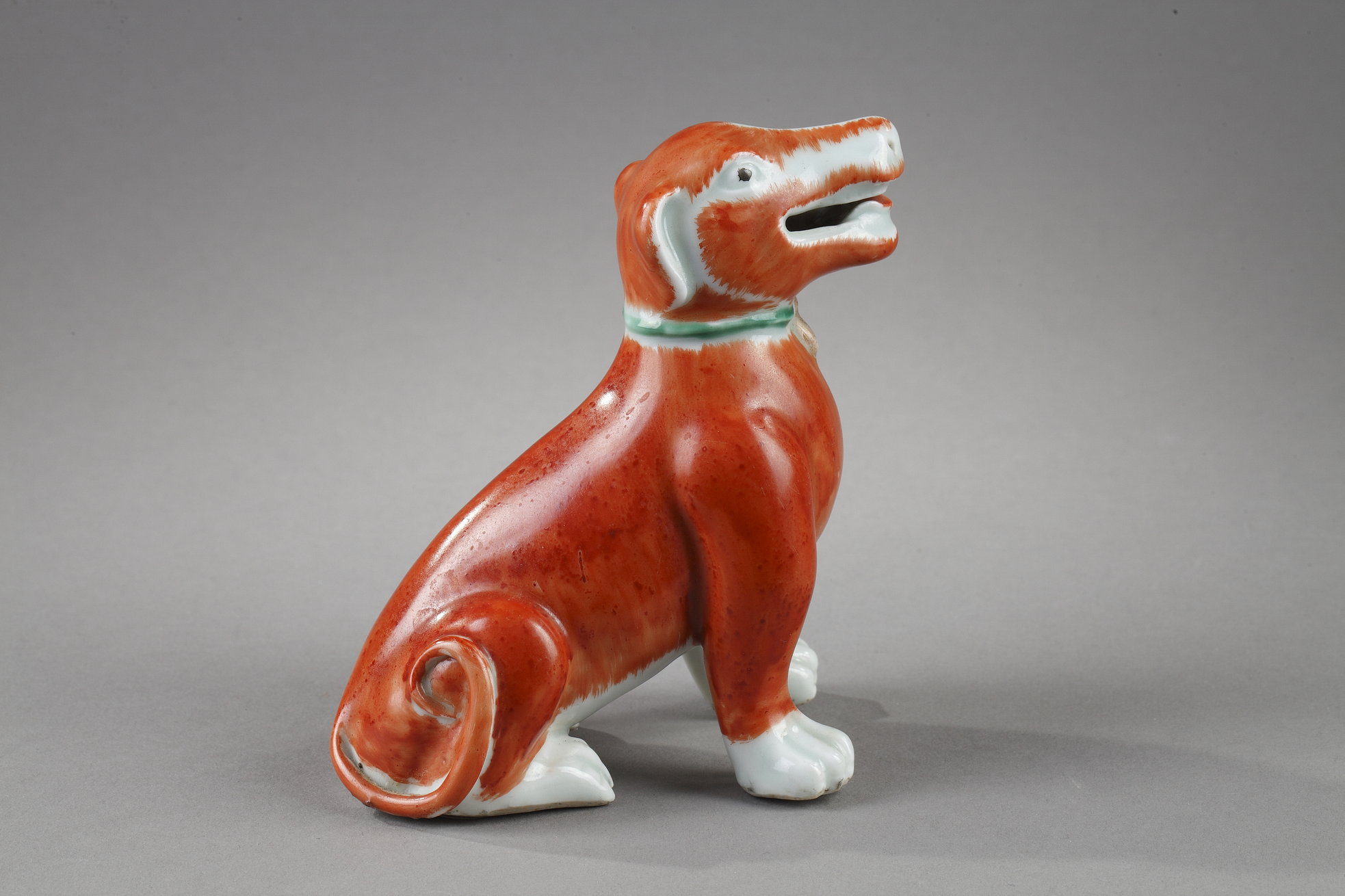 Polychrome : Small porcelain dog enamelled iron red and green - Chine export 1775 -