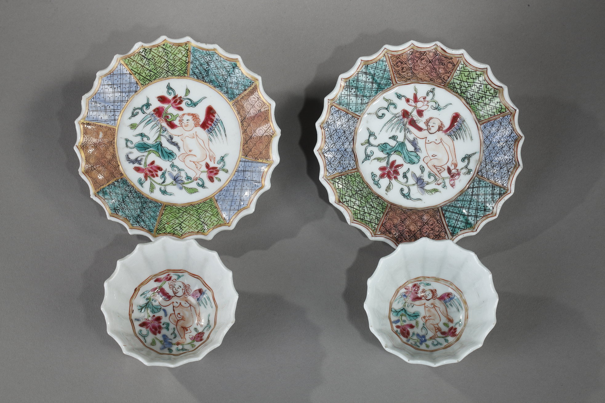 Polychrome : pair cups and saucers Famille rose porcelain decorated with a putto holding a lotus flower - 1730/1735 