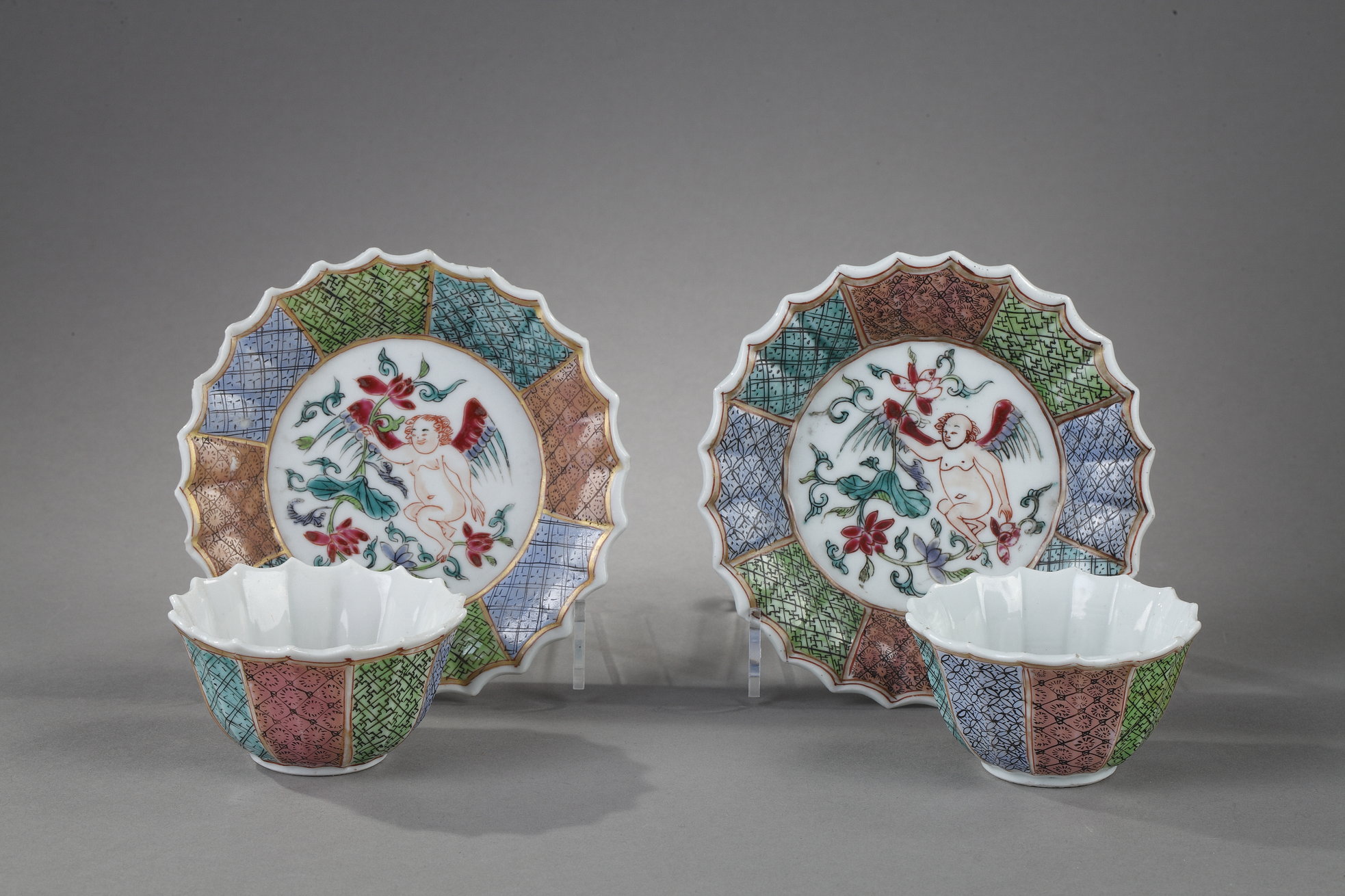 Polychrome : pair cups and saucers Famille rose porcelain decorated with a putto holding a lotus flower - 1730/1735 