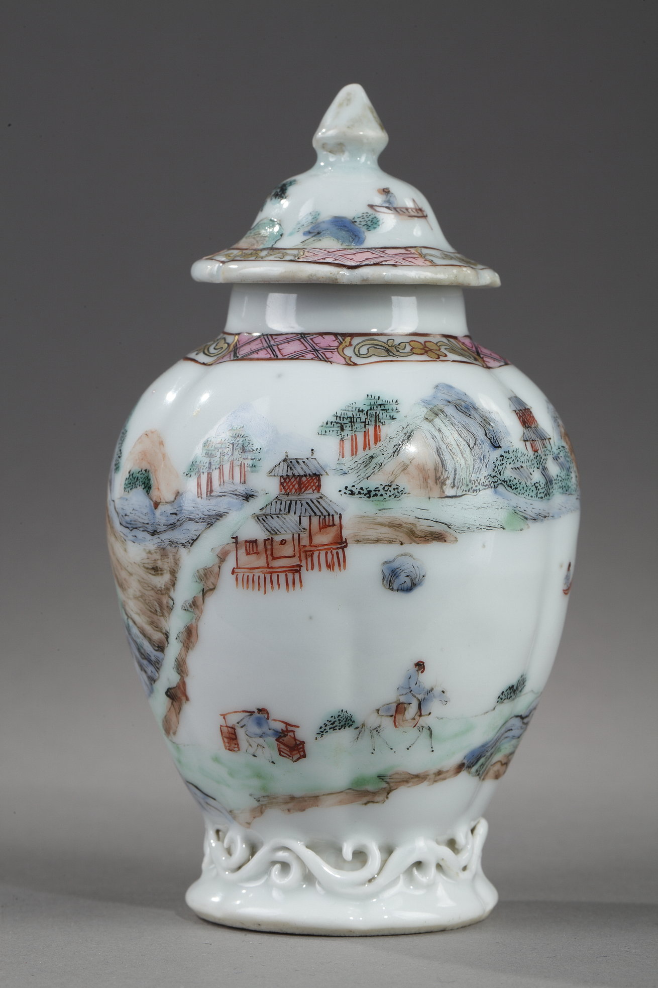 Polychrome : Tea caddy famille rose porcelain decorated with a landscape - Yongzheng period  1723/1735