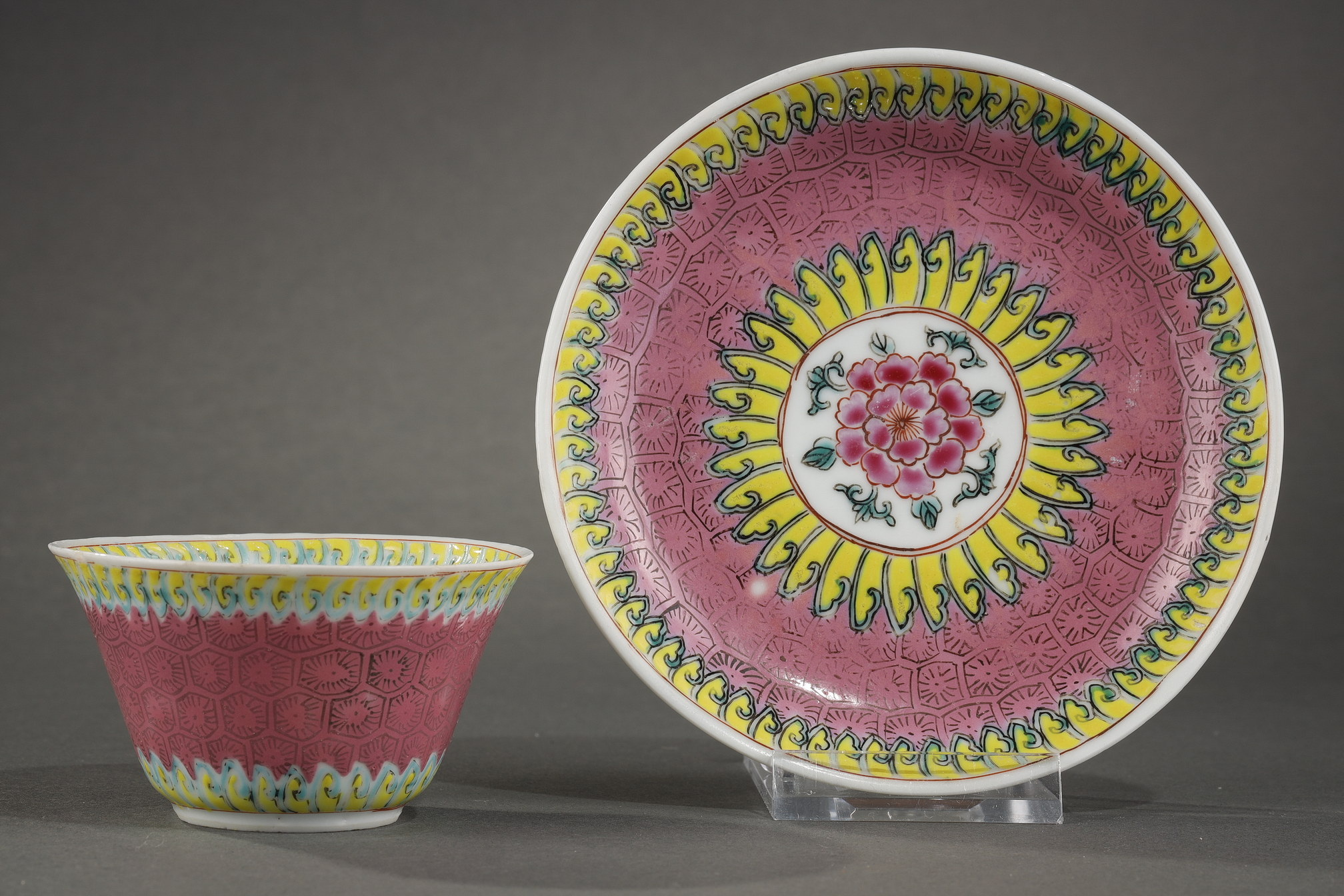 Polychrome : cup and saucer famille rose porcelain - Yongzheng period 1723/1735