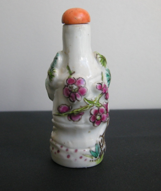Snuff Bottles : Snuff bottle porcelain moulded in the shape of a bamboo branch and decorated with a pine and a prunus symbols of the three winter friends - 19th century
H 7,5cm