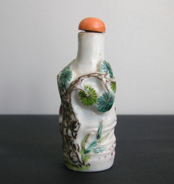 Snuff Bottles : Snuff bottle porcelain moulded in the shape of a bamboo branch and decorated with a pine and a prunus symbols of the three winter friends - 19th century
H 7,5cm