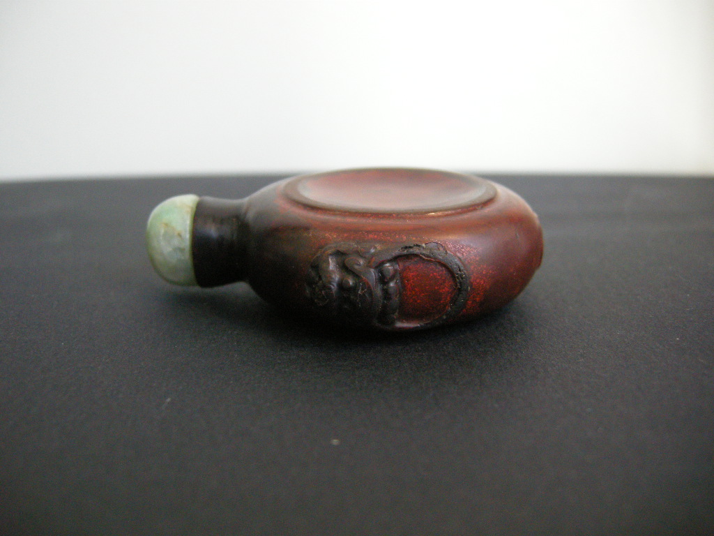 Snuff Bottles : Rare snuff bottle carved wood with masks on the shoulders . each side carved in the shape of a tobacco cup - 19th century
H 5,7cm