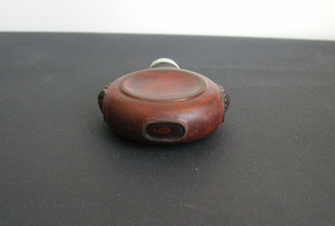 Snuff Bottles : Rare snuff bottle carved wood with masks on the shoulders . each side carved in the shape of a tobacco cup - 19th century
H 5,7cm