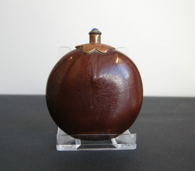 Snuff Bottles : snuff bottle seed pod  with a copper metal collar - 19th century
H 5,8cm