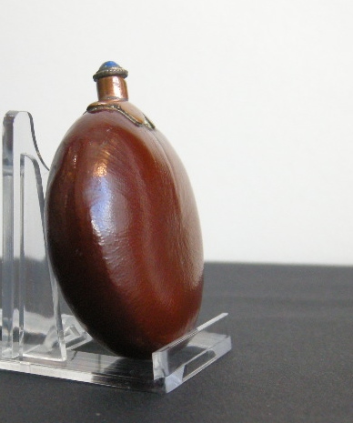 Snuff Bottles : snuff bottle seed pod  with a copper metal collar - 19th century
H 5,8cm