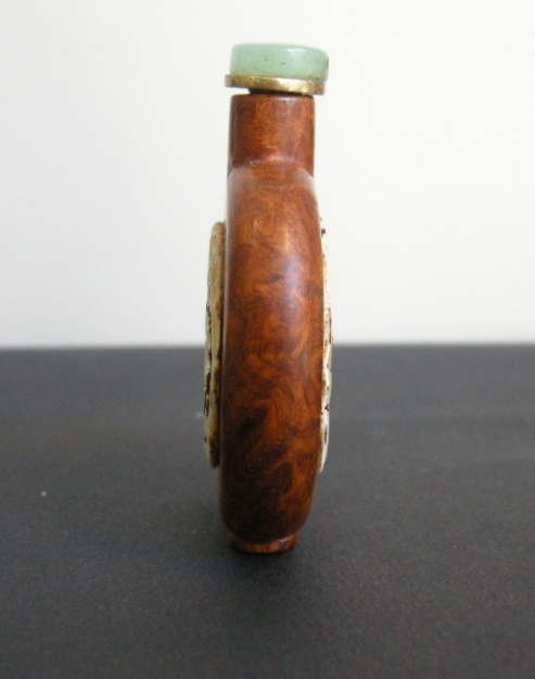 Snuff Bottles : Burlwood snuff bottle  ( precious wood  ) embellished on each face of mother-of-pearl (a phenix and a Shou sign) China 19th century
H 5,8cm