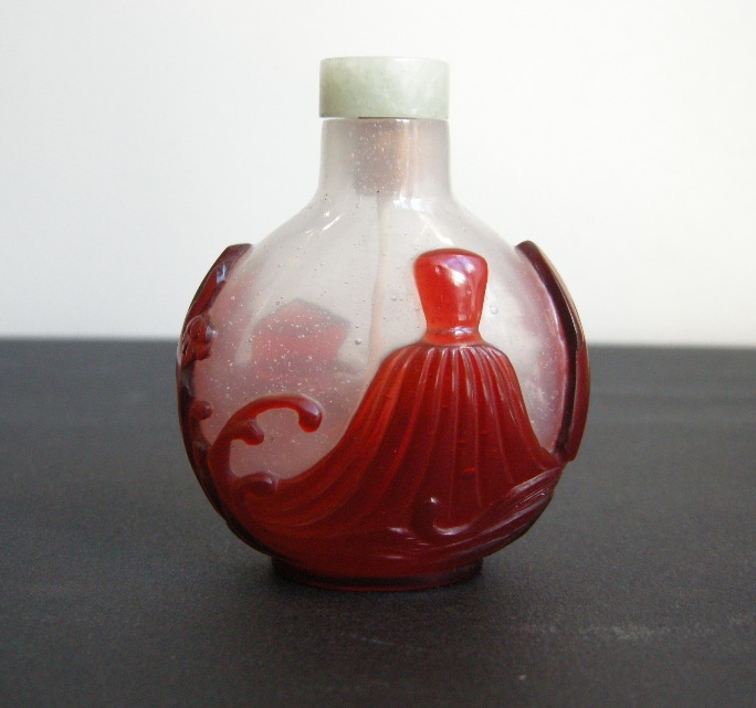 Tabatières : tabatière en verre overlay rouge sur fond translucide opalescent.  -
Chine 1750/1820