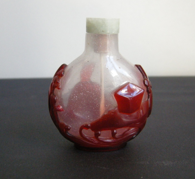 Tabatières : tabatière en verre overlay rouge sur fond translucide opalescent.  -
Chine 1750/1820