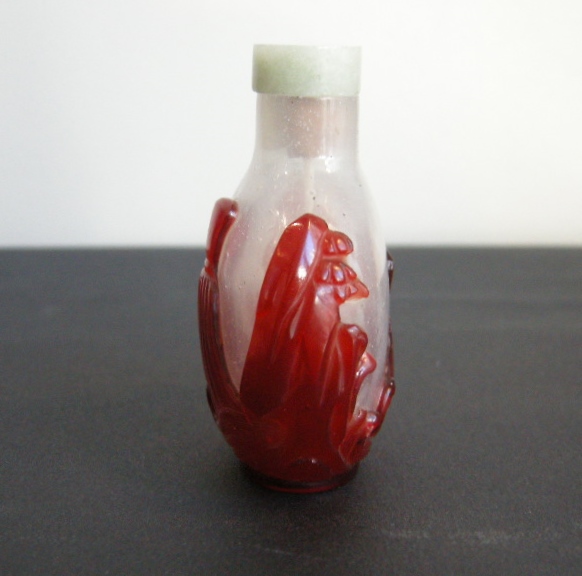 Tabatières : tabatière en verre overlay rouge sur fond translucide opalescent.  -
Chine 1750/1820