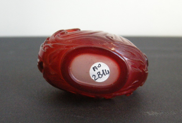 Tabatières : tabatière en verre overlay rouge sur fond translucide opalescent.  -
Chine 1750/1820