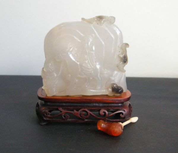 Works of Art : Miniature rock in carved agate  Meng Haoran and his servant and bats (Transformed in a snuffbottle) stopper  in carnelian in the shape of a squirrel -
China 1880/1940
