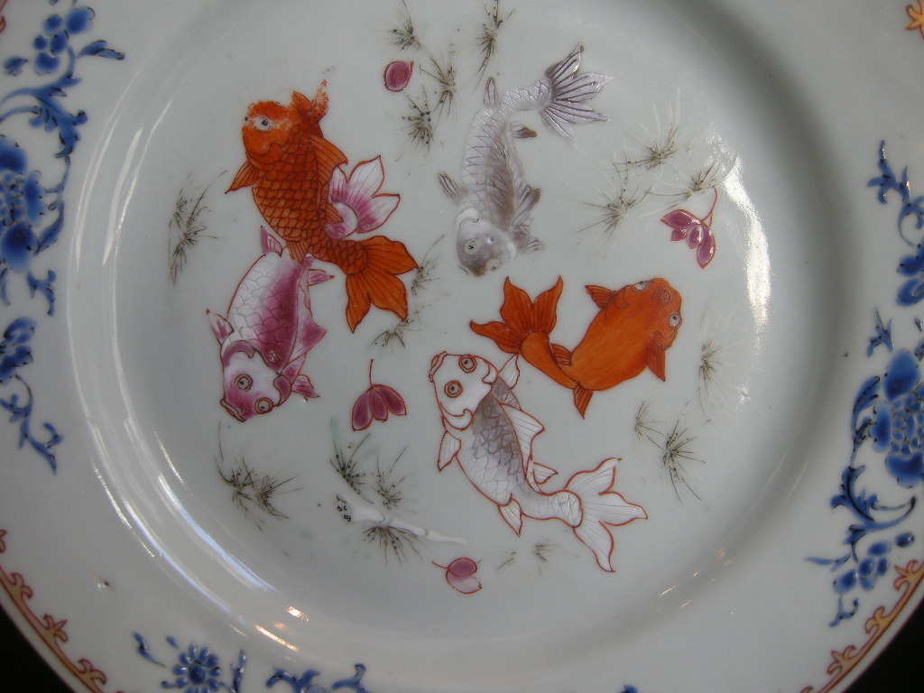 Polychrome : Plate of the Famille rose decorated with 5 fish in the seabed - China Yongzheng Period 1723/1735