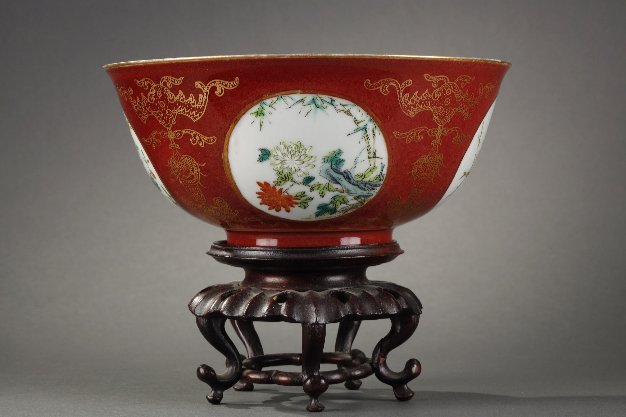 Polychrome : Bowl enamelled in copper red and gold with for medallions with flowers Famille rose - Daoguang mark . Probably late Qing -