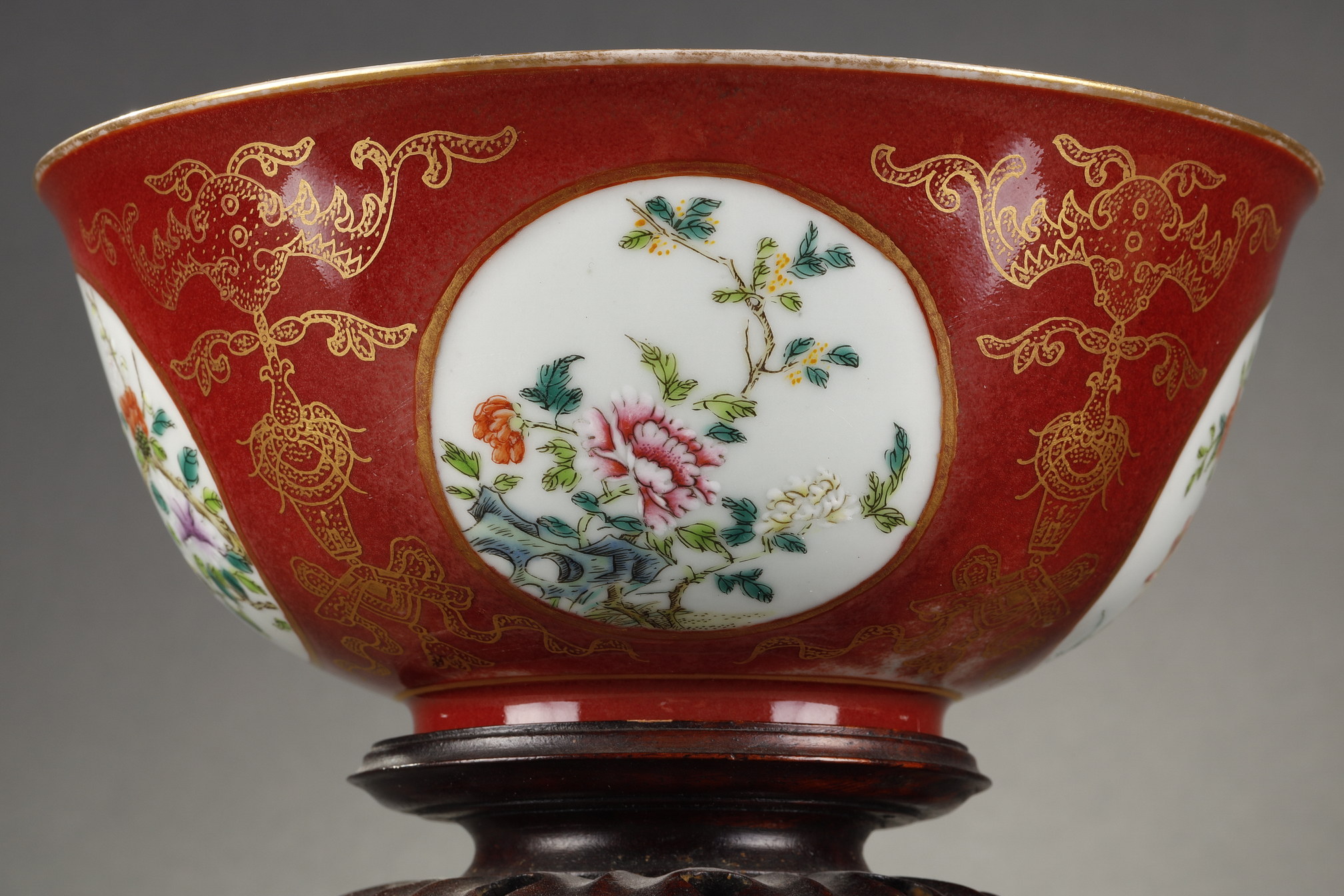 Polychrome : Bowl enamelled in copper red and gold with for medallions with flowers Famille rose - Daoguang mark . Probably late Qing -