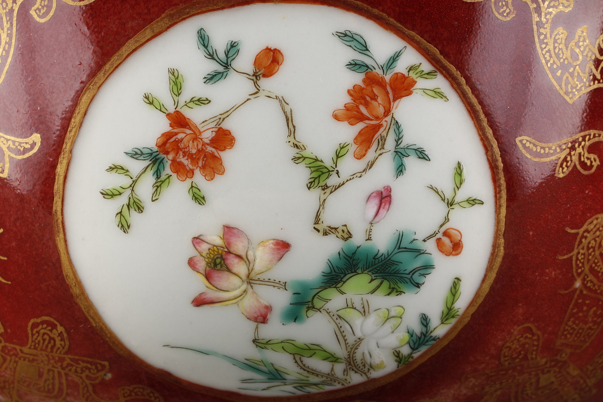 Polychrome : Bowl enamelled in copper red and gold with for medallions with flowers Famille rose - Daoguang mark . Probably late Qing -