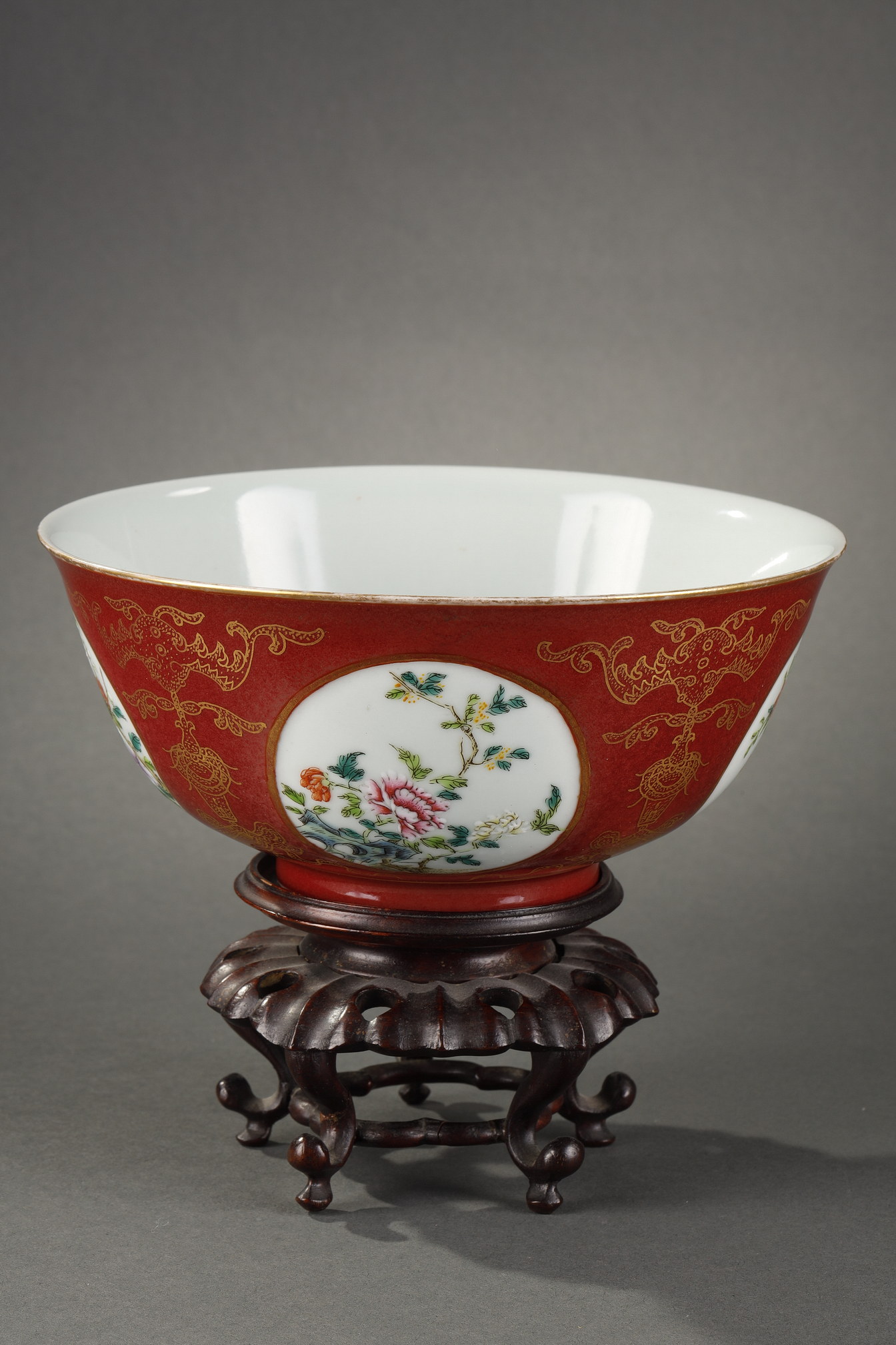 Polychrome : Bowl enamelled in copper red and gold with for medallions with flowers Famille rose - Daoguang mark . Probably late Qing -