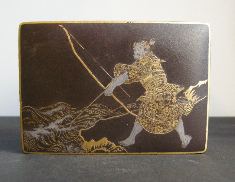 Japonais : boite en fer laqué incrustée d argent et de cuivre doré  - signée Nippon Koku kyoto ju Komei sei - japon epoque meiji  (1868/1912)
D 10cm