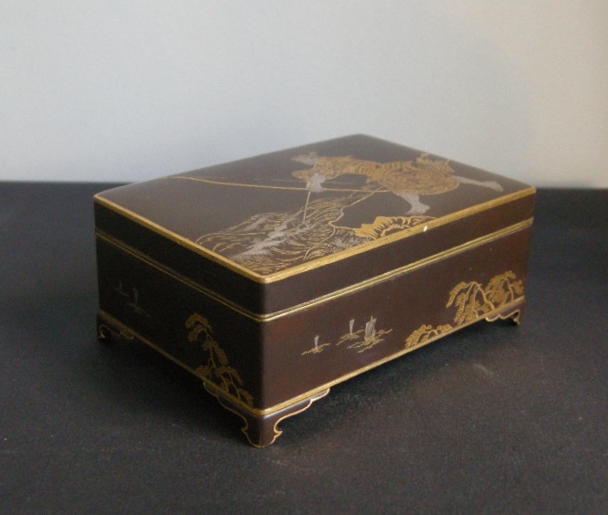 Japonais : boite en fer laqué incrustée d argent et de cuivre doré  - signée Nippon Koku kyoto ju Komei sei - japon epoque meiji  (1868/1912)
D 10cm