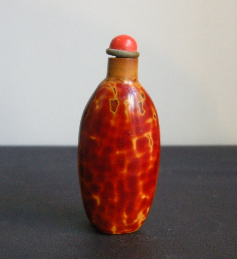 Tabatières : Tabatière en verre imitant le Réalgar ( la pierre  realgar contenant de l arsenic on ne pouvait pas  sculpter des tabatières dans cette matiere  donc les chinois aimant ses couleurs faisaient des imitations en verre) 1740/1800